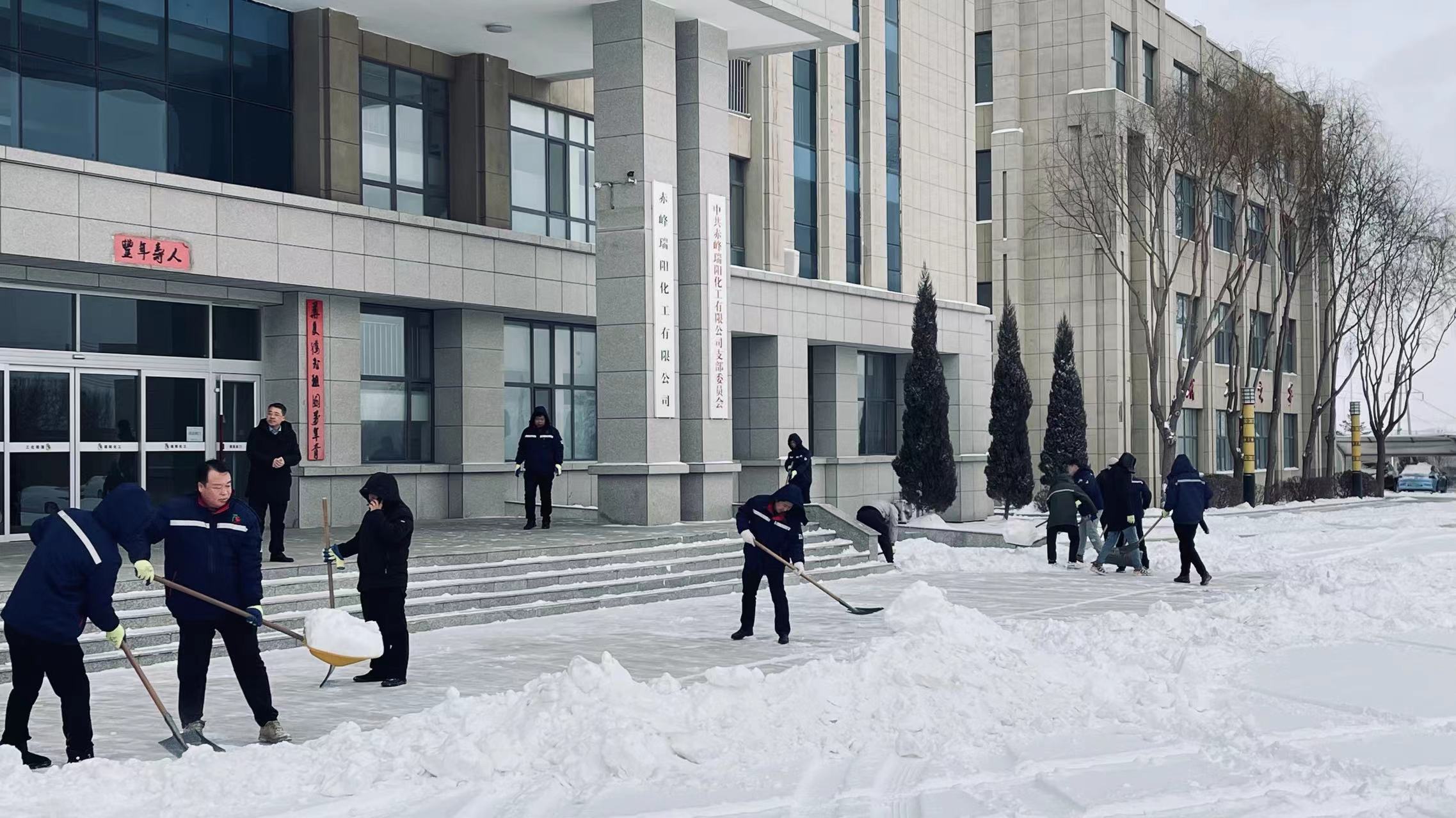 不畏嚴寒，除雪保安全出行